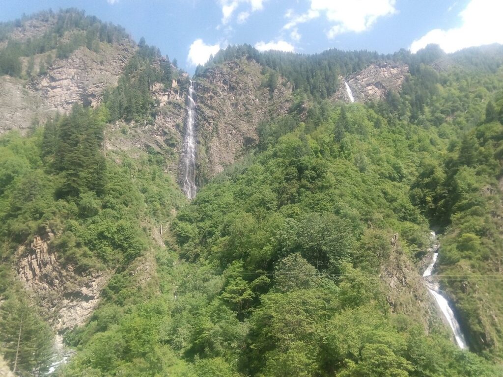 Kaksen-Bhagsen Waterfall